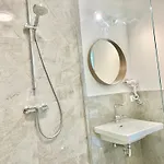 Modern With Balcony Near Vienna Appartamento *