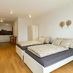Modern With Balcony Near Vienna Appartamento