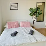 Modern With Balcony Near Vienna Appartamento *