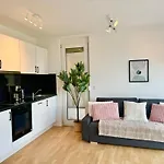 Modern With Balcony Near Vienna Appartamento *