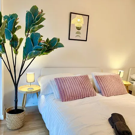 Modern With Balcony Near Vienna *