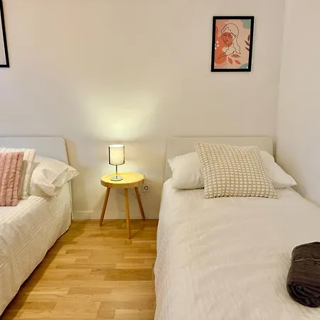 Apartman Modern With Balcony Near Vienna Wiener Neudorf