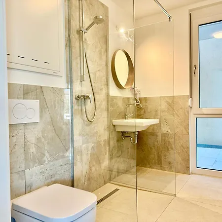 Modern With Balcony Near Vienna Apartman
