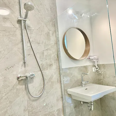 Modern With Balcony Near Vienna Apartman *