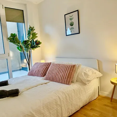 Modern With Balcony Near Vienna