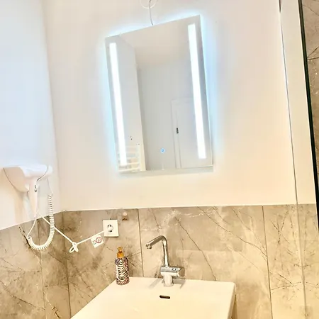 Apartman Modern With Balcony Near Vienna