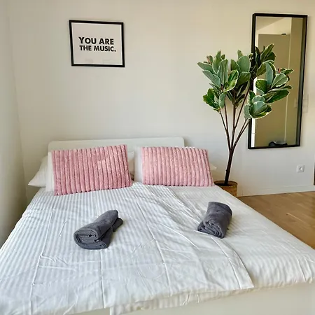 Modern With Balcony Near Vienna Apartman *