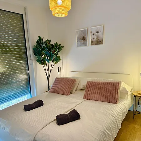 Modern With Balcony Near Vienna Apartman *