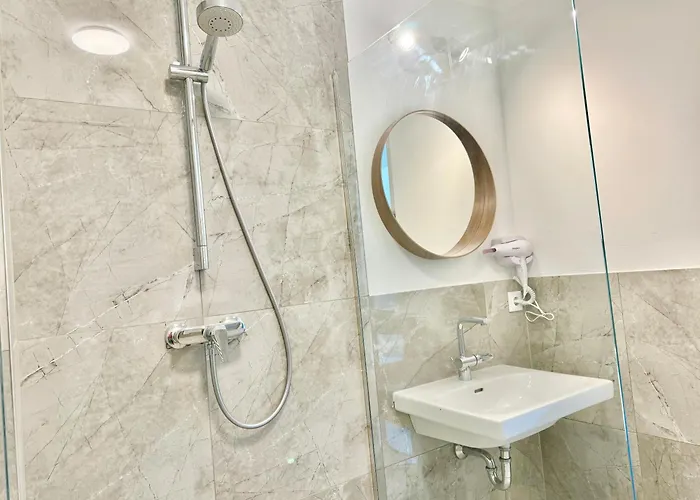 Modern With Balcony Near Vienna Apartman *