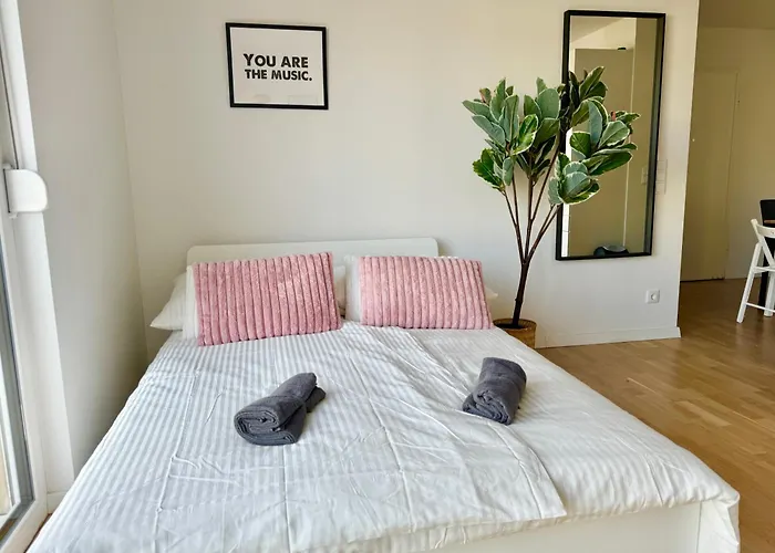 Modern With Balcony Near Vienna Apartman *